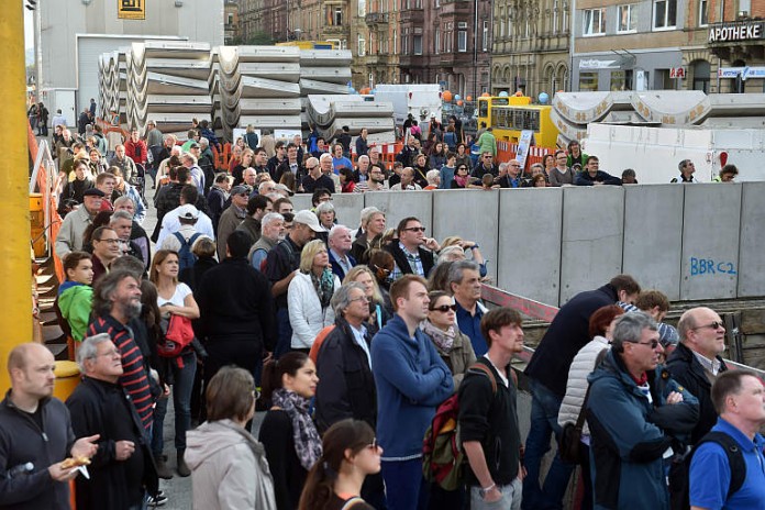 Knapp 15.000 Besucher kamen heute (Sonntag, 26. Oktober) zum Tag der offenen Baustelle der Kombilösung am Durlacher Tor.