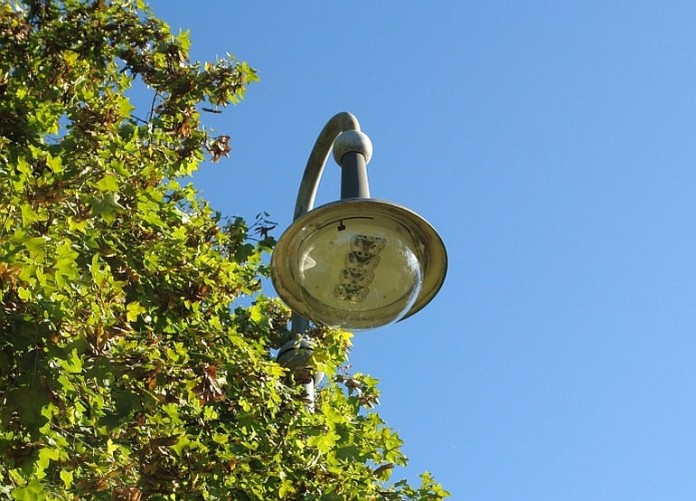 LED-Leuchte Typ Siteco „Große Glocke“ beim Festplatz.