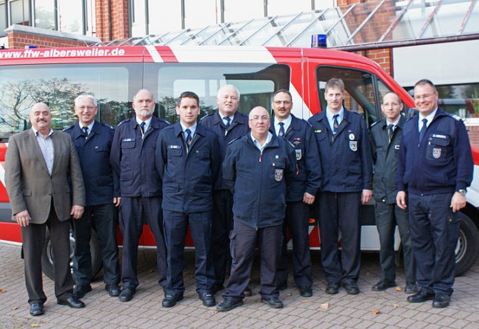 Kreisbeigeordneter Helmut Geißer (links), Kreisfeuerwehrinspekteur Rudi Götz (2. v.l.) und seine beiden Stellvertreter Bernd Sturn (2.v.r.) und Dirk Nerding (rechts) mit dem neuen Kreisjugendfeuerwehrteam
