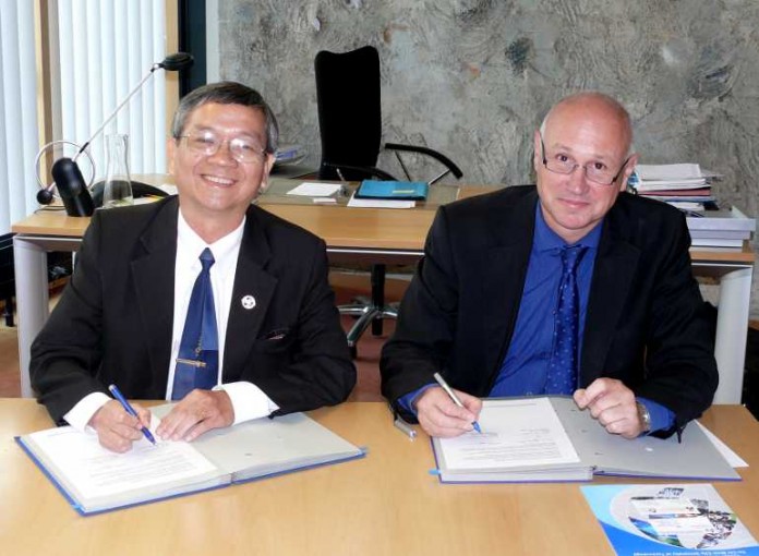 Langjährige Partnerschaft wird intensiviert. Prof. Dr. Dinh Thanh Vu und Prof. Dr. Dieter Leonhard bei der Vertragsunterzeichnung