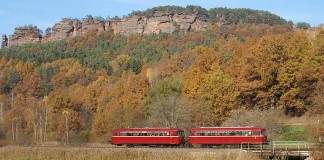 Schienenbus zum Martinimarkt am Hochstein bei Dahn (Foto: Fritz Engbarth)