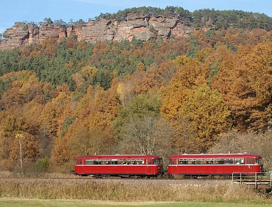 Schienenbus zum Martinimarkt am Hochstein bei Dahn (Foto: Fritz Engbarth)