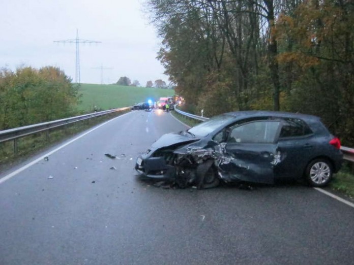 Bei dem Unfall auf der L465 wurden vier Menschen verletzt und drei Fahrzeuge total beschädigt.