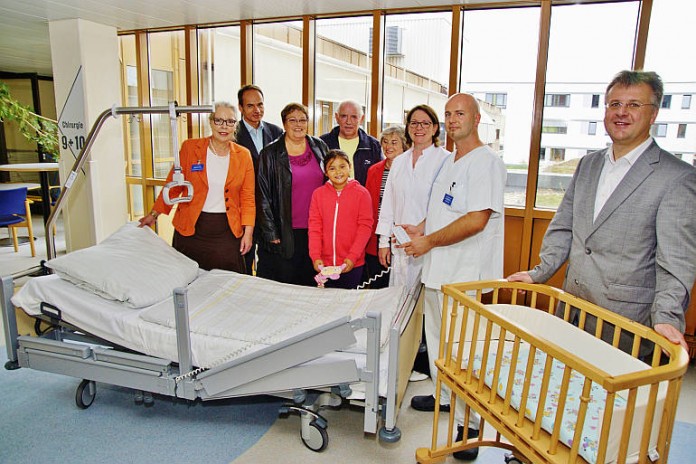 Der Förderverein „Freunde des Kreiskrankenhauses Bergstraße“ hat dem Krankenhaus in Heppenheim zwei Spezialbetten übergeben. Diese bieten Patienten zusätzliche Sicherheit sowie weitere Erleichterung beim Liegen und Aufstehen.