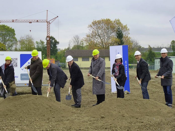 Spatenstich der neuen Lagerhalle