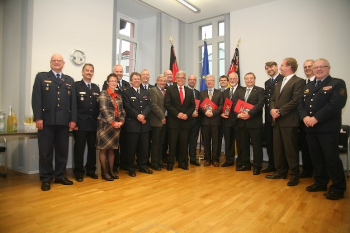 Verleihung des Förderschildes "Partner der Feuerwehr"