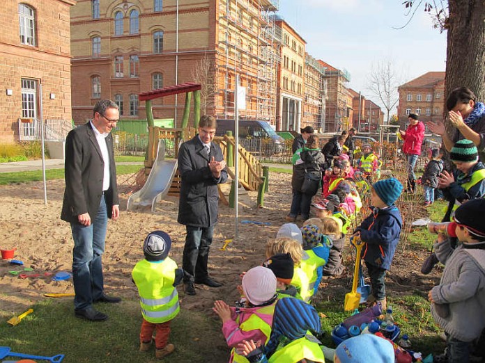 Jugenddezernent Bürgermeister Thomas Hirsch gemeinsam mit Michael Roth, Kreisgeschäftsführer DRK Landau, bei der Übergabe der Warnwesten in der Kindertagesstätte "Wilde 13".