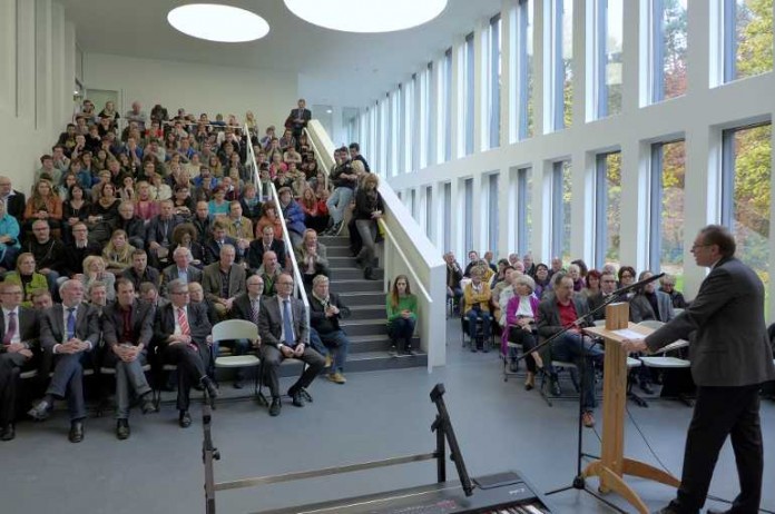 Staatssekretär Beckmann bei seiner Ansprache im neuen IGS-Gebäude
