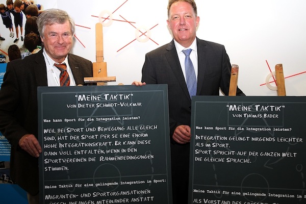 Dieter Schmidt-Volkmar und Thomas Bader stellen ihre Taktik für eine gelingende Integration vor (v.l.n.r.)