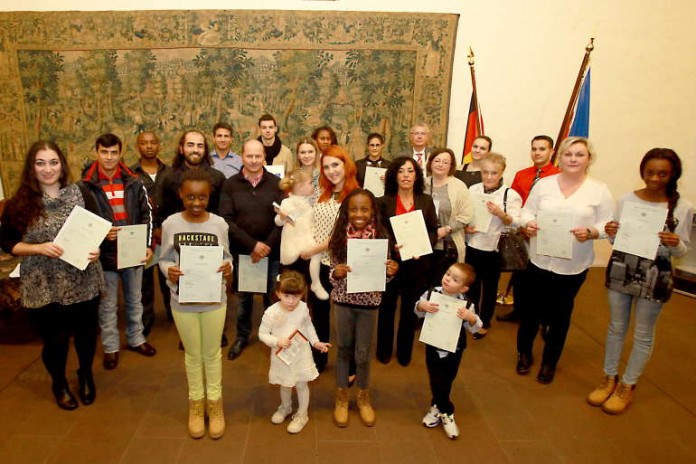 Der Oberbürgermeister der Stadt Kaiserslautern, Dr. Klaus Weichel (hinterste Reihe, 3. v.r.), im Kreise der neuen deutschen Staatsbürger