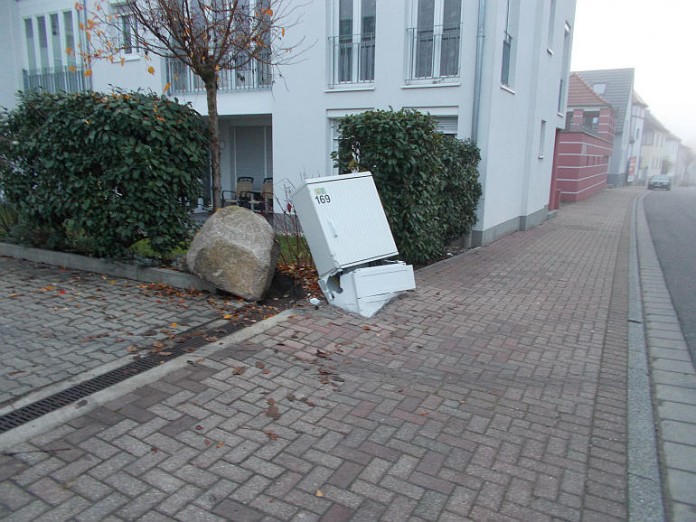 Ein Stromkasten wurde durch einen LKW beschädigt