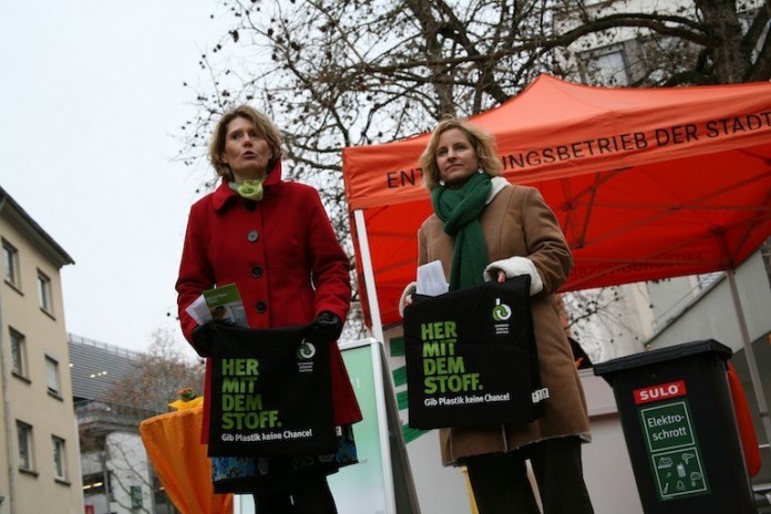 Ministerin Eveline Lemke (l.) und Dezernentin Katrin werben für Abfallvermeidung und Recycling