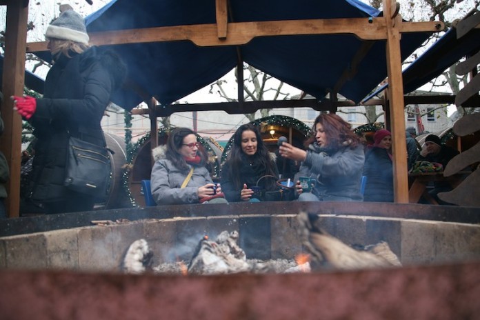 3 Damen vom Glühwein am Feuer