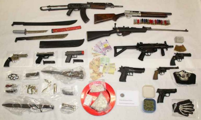 Der Polizei stellte umfangreiches Beweismittel sicher