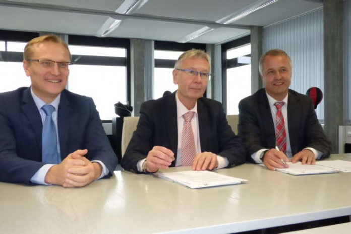 Bild v.l.: Roland Warner, Vorstandsmitglied der SWK Stadtwerke Kaiserslautern Versorgungs-AG, Oberbürgermeister Dr. Klaus Weichel und Markus Vollmer, Vorstandsmitglied der SWK Stadtwerke Kaiserslautern Versorgungs-AG bei der Vertragsunterzeichnung