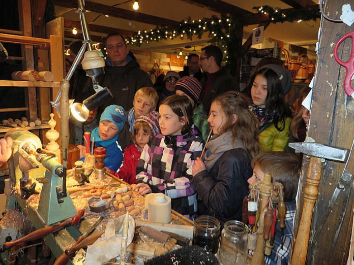 Foto vom kunsthandwerklichen Thomas Nast Nikolausmarkt