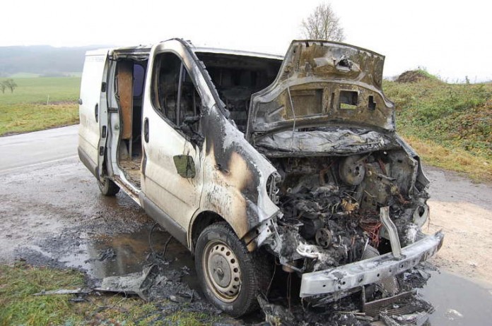 Kastenwagen mit völlig ausgebranntem Motorraum