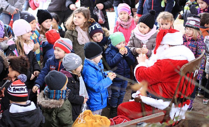 Als Belohung fürs Singen verteilte der Nikolaus Geschenke