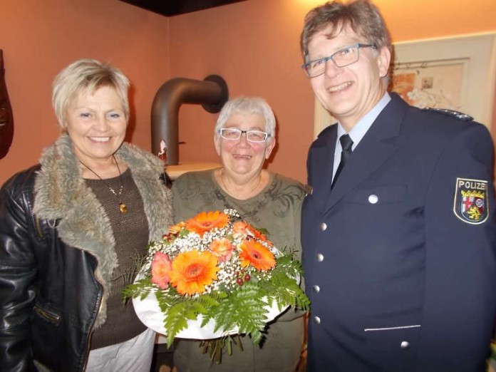 Christel Bloeck bekommt von Rita Schenider einen Blumenstrauß überreicht.