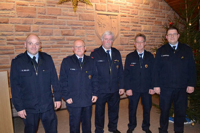 Bild von links: Stellv. Wehrleiter Markus Müller, Wolfgang Nohl (40 Jahre), Jürgen Knoll (35 Jahre), Bernhard Braun (35 Jahre), Wehrführer Markus Kesberger.