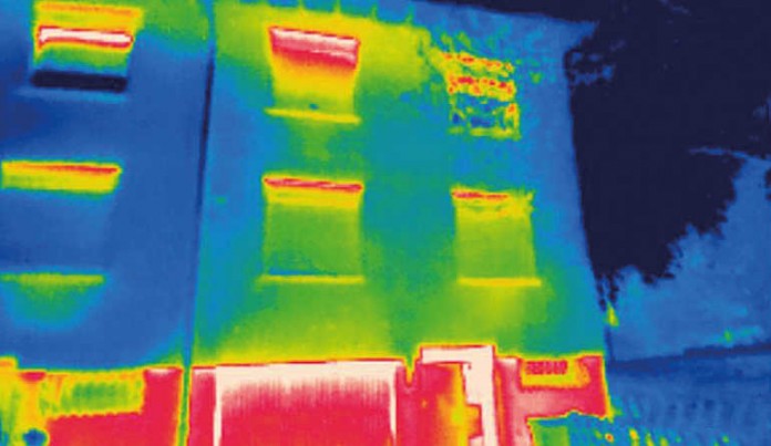 Mit dem Verfahren "Thermografie" werden Flächen sichtbar, bei denen Wärmeverluste entstehen (rot)