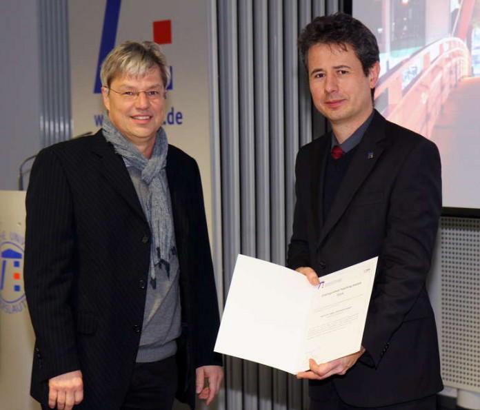 Vizepräsident Prof. Dr.-Ing. Norbert Wehn und Dr. Christoph Lossen (rechts) nach Überreichen der Urkunde