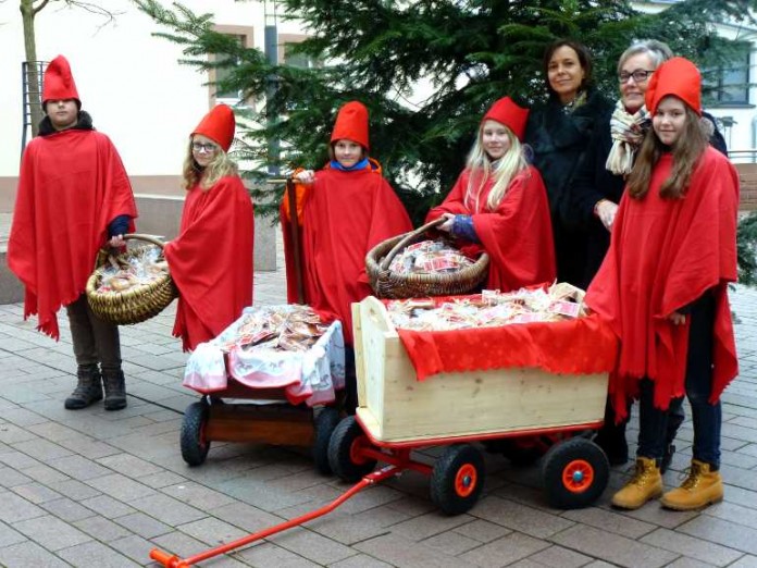 Eine gelungene Idee des Vereins "Lebendiges Weinheim": Wichtel verteilen Lebkuchen in der City