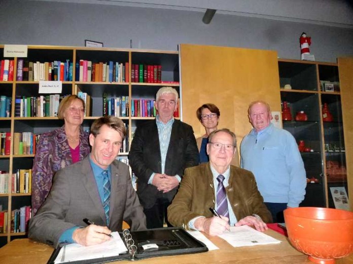 Vorne die Vereinsvertreter Ralph Lehr (l.) und Philipp Schmitt. Dahinter v.l.: Vorstandsmitglieder des Museumsvereins, Brigitte Scharr, Ortsbgm. Gerhard Beil und Andrea Weigel.