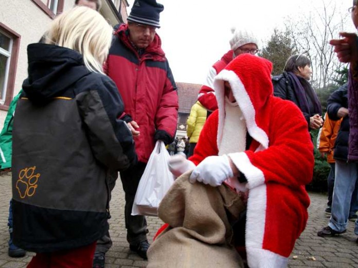 Mandarinen, Nüsse und Schokolade hatte der Nikolaus für alle kleinen und großen Gäste des Weihnachtsmarktes dabei