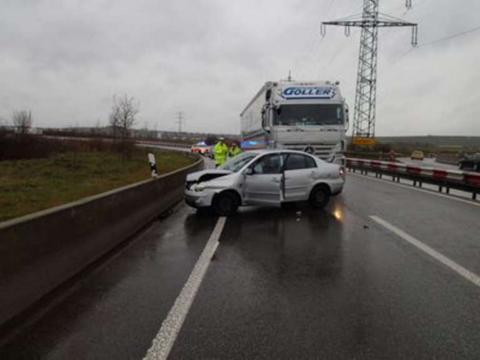 Die B41 musste für 2 Stunden komplett gesperrt und der Verkehr abgeleitet werden.