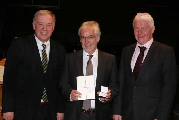 Schwarzachs Bürgermeister Theo Haaf (Mitte) erhielt aus den Händen der beiden Vorstände der Johannes-Diakonie, Dr. Hanns-Lothar Förschler (li.) und Jörg Huber, das Kronenkreuz in Gold der Diakonie