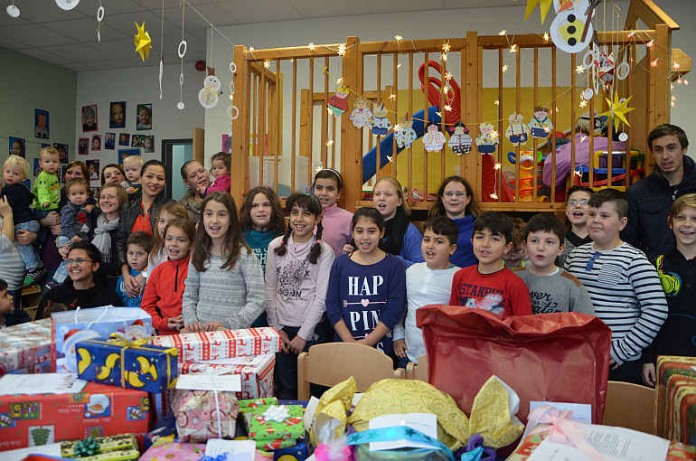 Am Dienstag wurden Kindern der Spielwohnung Oggersheim Weihnachtsgeschenke übergeben