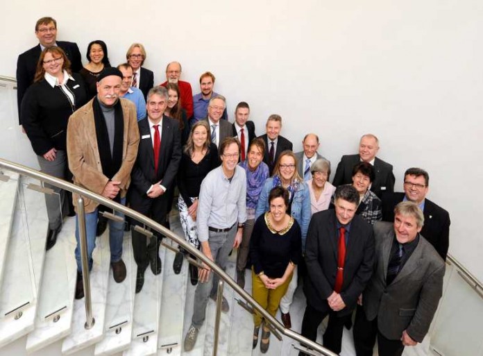 Landrat Clemens Körner und die Sparkassenvorstände Elke Rottmüller und Clemens G. Schnell übergeben Spenden der Kulturstiftung der ehemaligen Kreissparkasse Rhein-Pfalz an sieben Vereine und Initiativen aus dem Rhein-Pfalz-Kreis