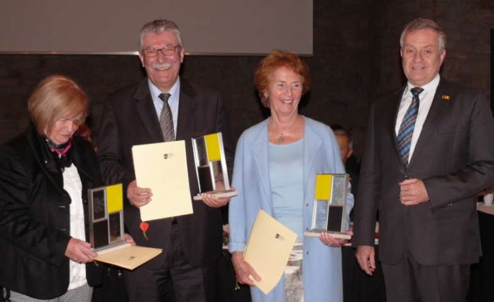 Mit dem Wappenschild des Bezirksverbands Pfalz geehrt (von links): Heidrun Gauf, Klaus Stalter und Heidrun Siegrist mit dem Bezirkstagsvorsitzenden Theo Wieder