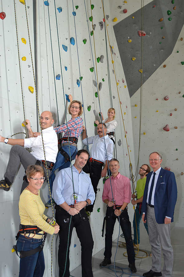 Oberbürgermeister Hans-Dieter Schlimmer (r.) beim Besuch der ProFiL-Teilnehmer im "Fitz Rocks"