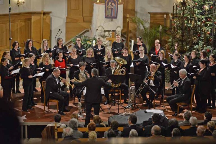 Bis auf den letzten Platz besetzt war die Martinskirche in Grünstadt beim Weihnachtskonzert des Rennquintett´s und dem Frauenchor ex-semble.
