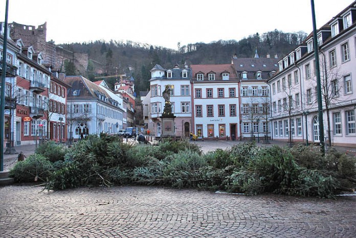 Gewohntes Straßenbild der ersten Januartage: Wie hier am Kornmarkt legen die Bürgerinnen und Bürger ihre ausgedienten Weihnachtsbäume an den Straßenrand.