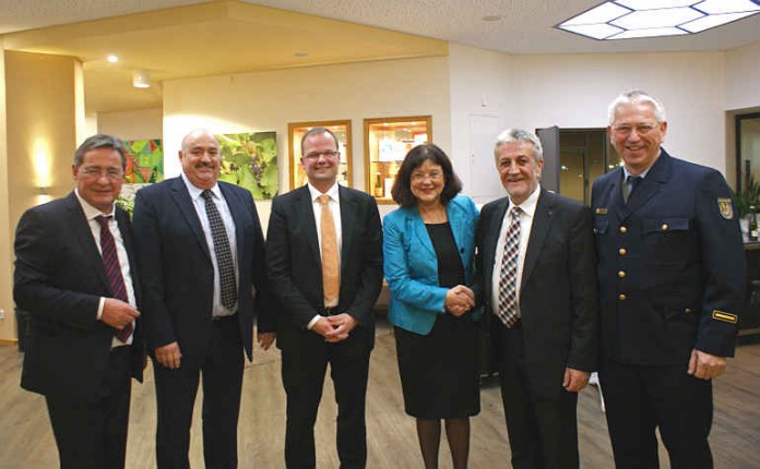 Landrätin Theresia Riedmaier und die Kreisbeigeordneten Marcus Ehrgott, Helmut Geißer und Bernd E. Lauerbach begrüßen Verbandsbürgermeister Hermann Bohrer und Kreisfeuerwehrinspekteur Rudi Götz beim Neujahrsempfang des Landkreises Südliche Weinstraße.