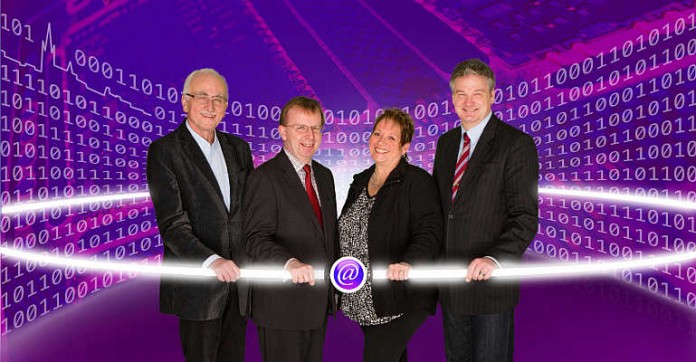 Der Unternehmer Wolfgang Hofmann, Bürgermeister Matthias Baaß, Steuerberaterin Roswitha Effler und 1. Stadtrat Jens Bolze freuen sich über die neue Datenautobahn für Viernheim