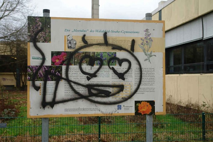 „Tag“ auf Schild beim Schulzentrum