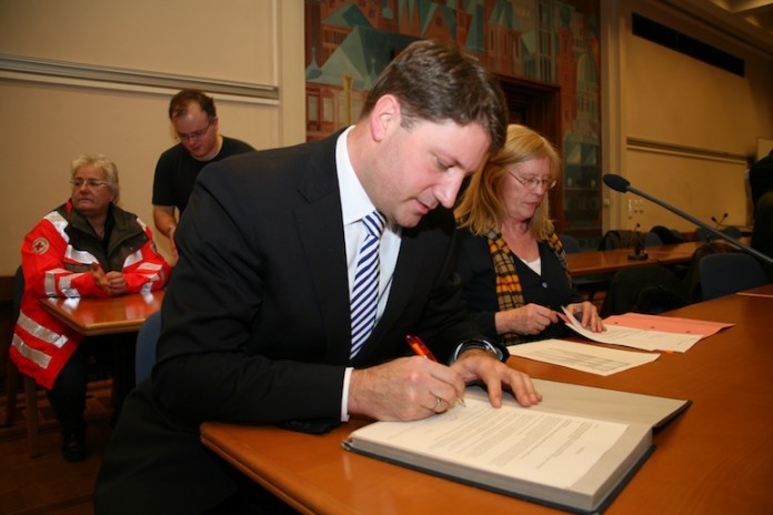 Christopher Sitte Wirtschaftsdezernent Stadt Mainz bei der Übergabe der Geräte