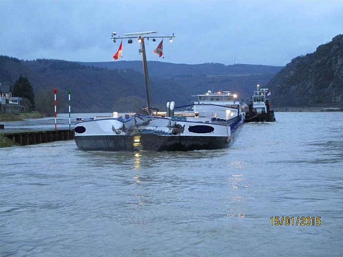 Die zwei havarierten Fahrzeuge auf dem Rhein