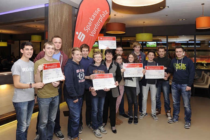 Elke Rottmüller (Bildmitte), Vorstandsmitglied der Sparkasse Vorderpfalz, zeichnete die Siegerteams aus.