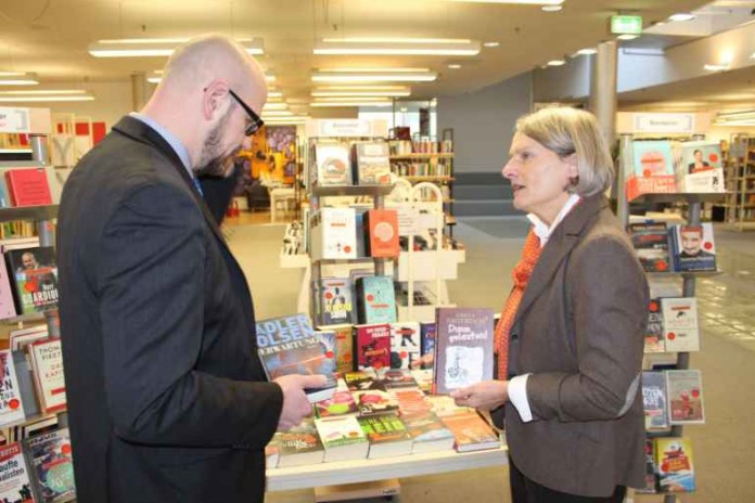 Bildungsbürgermeisterin Dr. Ulrike Freundlieb und Bibliotheksleiter Dr. Bernd Schmid-Ruhe mit den Lieblingsbüchern der Mannheimerinnen und Mannheimer