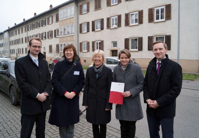 Übergabe des Förderbescheides durch Ministerin Ahnen. Prof. Dr. Björn-Martin Kurzrock, Prof. Dr. Annette Spellerberg, Finanzministerin Doris Ahnen, Juniorprof. Dr.-Ing. Angèle Tersluisen, Juniorprof. Dr.-Ing. Matthias Pahn (v.l.n.r.).