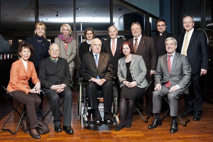 Dr. Helmut Kohl und seine Ehefrau Dr. Maike Kohl-Richter (Mitte stehend) beim Besuch der Ägypten-Ausstellung