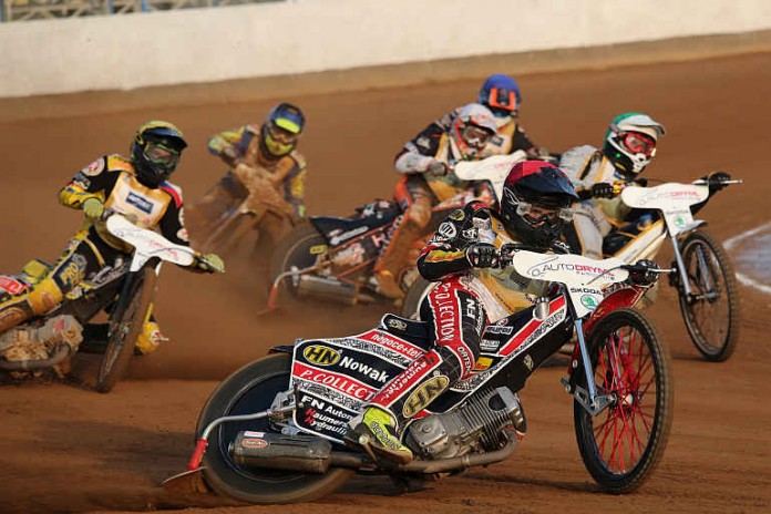 Erik Riss (in Front), wird 2015 auf der Sandbahn und der Speedwaybahn in Herxheim an den Start gehen