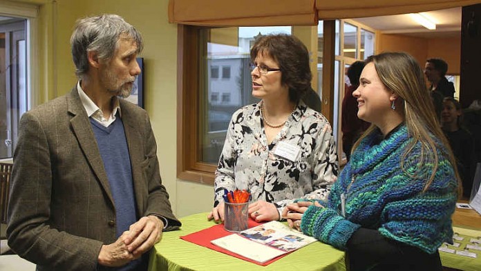 v.r.: Kerstin Götz und Signe Brunner-Orawsky (Schulleitungsteam) im Gespräch mit einem Besucher
