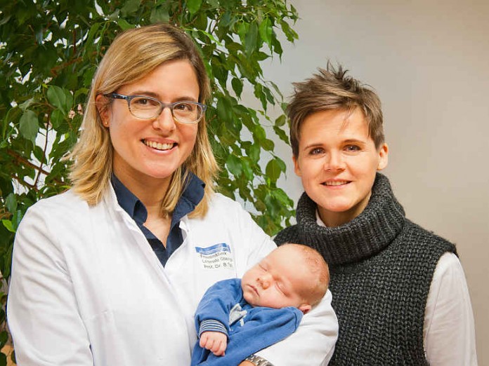 Professor Dr. Bettina Toth freut sich mit der glücklichen Mutter