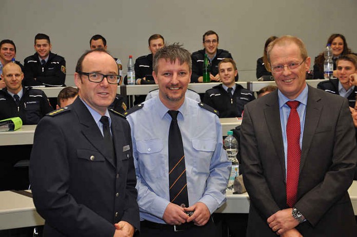 Fachbereichsleiter Friedel Durben mit den beiden Referenten Christian Hamm und Peter Wilkesmann (von links.)